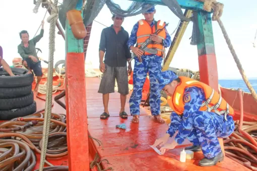 Kiên Giang: Bắt giữ tàu vận chuyển 50.000 lít dầu DO không rõ nguồn gốc