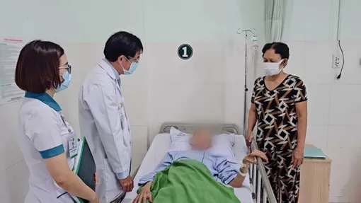 Cứu kịp cụ ông 99 tuổi thủng dạ dày