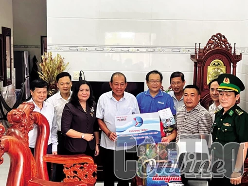 Báo Pháp Luật TP Hồ Chí Minh tổ chức chương trình “Cùng ngư dân thắp sáng đèn trên biển” tại tỉnh Bến Tre