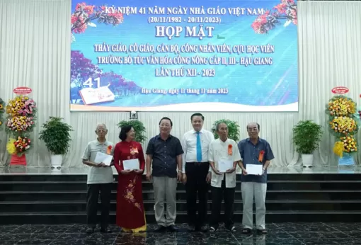 Họp mặt thầy giáo, cô giáo, cán bộ, công nhân viên và cựu học sinh Trường Bổ túc Văn hóa công nông cấp II, III Hậu Giang