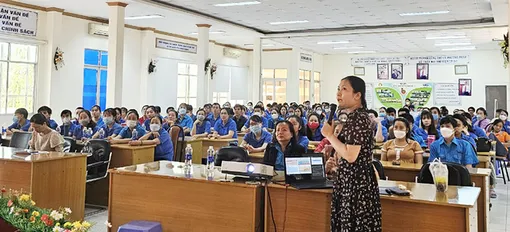 Tuyên truyền về HIV, sức khỏe sinh sản, bệnh không lây nhiễm đến 900 công nhân