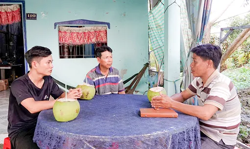 Bí thư Chi bộ ấp 8 tận tụy, gần dân