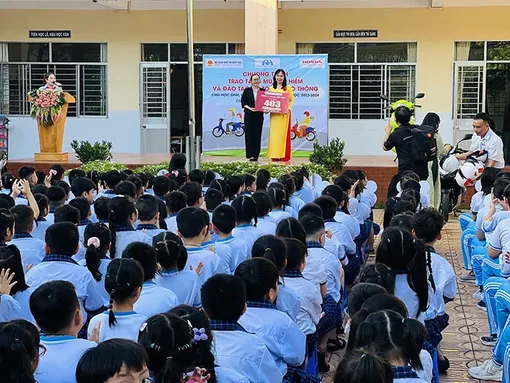 Công ty TNHH Hồng Đức tặng hơn 10.000 nón bảo hiểm cho học sinh lớp 1 tại Cần Thơ