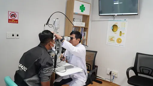 Bị kim loại văng trúng mắt, anh thợ sửa xe nhập viện cấp cứu