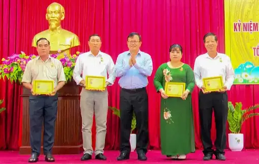 Các quận, huyện họp mặt kỷ niệm 93 năm Ngày Truyền thống MTTQVN