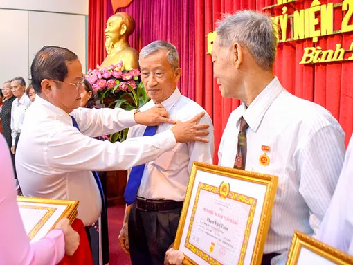 Trao Huy hiệu Đảng và quyết định kết nạp đảng viên mới