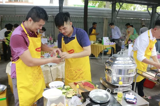 Nam cán bộ y tế Bệnh viện Phụ sản TP Cần Thơ  trổ tài nấu ăn