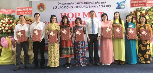 Họp mặt kỷ niệm ngày Nhà giáo Việt Nam 20-11