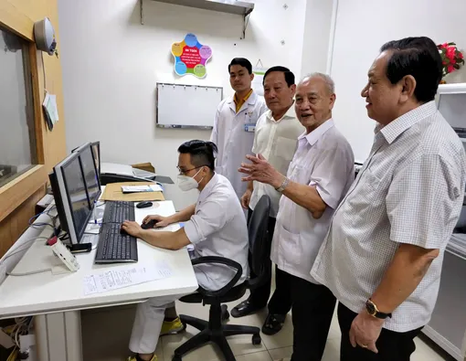Đại tướng Phạm Văn Trà thăm Bệnh viện Đa khoa Hòa Hảo - Medic Cần Thơ