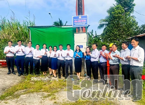 Gắn biển công trình “Phát triển lưới điện phân phối khu vực huyện Vĩnh Thạnh”