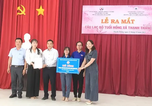 Ra mắt Câu lạc bộ Tuổi hồng xã Thạnh Thắng