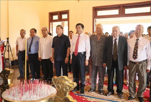 Dâng hương kỷ niệm 101 năm Ngày sinh Thủ tướng Võ Văn Kiệt