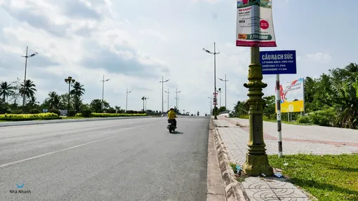 Đề nghị sớm sửa chữa phần đường hư hỏng dưới dạ cầu