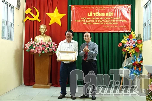 Trao giải Cuộc thi sáng tác bài vọng cổ chủ đề "TP Cần Thơ học tập và làm theo tư tưởng, đạo đức, phong cách Hồ Chí Minh"