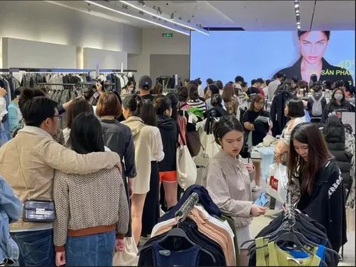 Người dân tấp nập săn “Quà Sale Siêu Hạng” tại Vincom Black Friday 2023