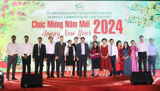 Rộn ràng tiệc mừng năm mới với 300 người bạn quốc tế