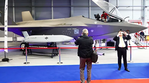 Doanh số vũ khí toàn cầu giảm