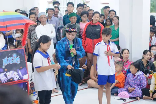 Diễn ảo thuật kiếm tiền chế xe hút đinh giúp người đi đường