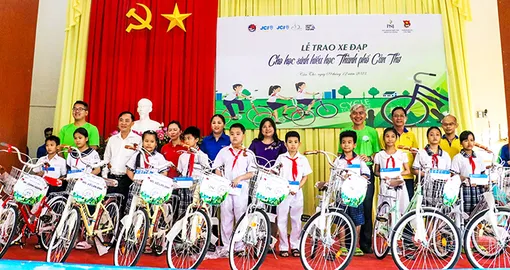 Trao học bổng và xe đạp cho học sinh có hoàn cảnh khó khăn