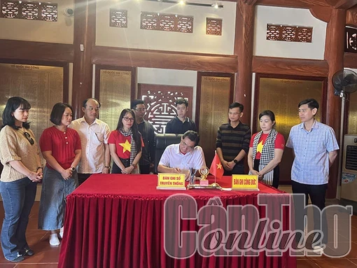 Đoàn báo chí khu vực Tây Nam Bộ viếng Nghĩa trang liệt sĩ quốc gia Vị Xuyên, tham quan Cột cờ Lũng Cú