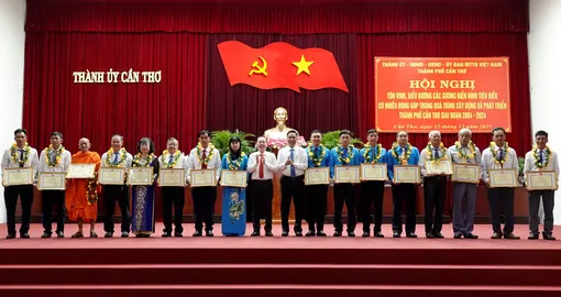 Tôn vinh, biểu dương các gương điển hình tiêu biểu