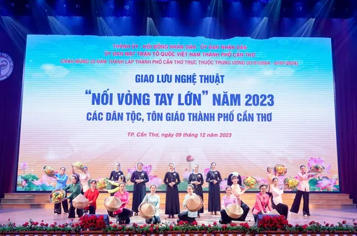 Chào mừng TP Cần Thơ “20 mùa hoa”