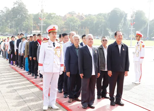Đoàn đại biểu các gương điển hình, tiêu biểu TP Cần Thơ báo công dâng Bác và viếng Lăng Chủ tịch Hồ Chí Minh