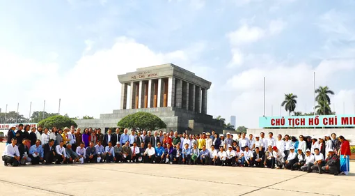 Phóng sự ảnh: Đoàn đại biểu các gương điển hình của TP Cần Thơ báo công dâng Bác