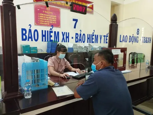 Không yêu cầu nộp, xuất trình sổ hộ khẩu, sổ tạm trú khi thực hiện thủ tục hành chính của ngành bảo hiểm xã hội