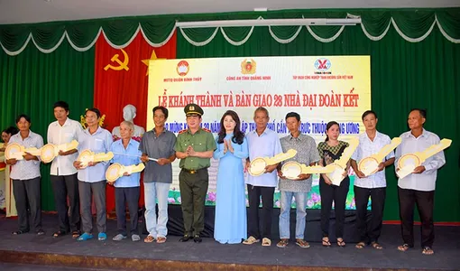 Công an tỉnh Quảng Ninh tặng 28 căn nhà Ðại đoàn kết tại quận Bình Thủy, TP Cần Thơ