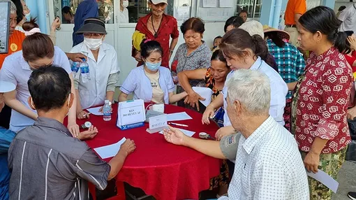 Khám bệnh, cấp thuốc miễn phí và tặng 250 phần quà tại huyện Thới Lai