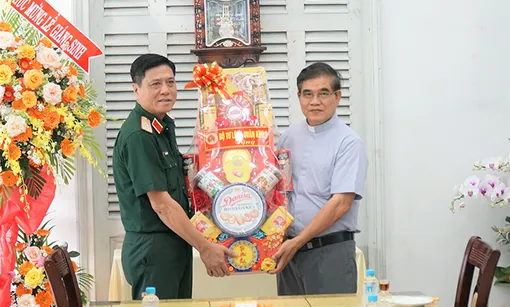 Đảng ủy, Bộ Tư lệnh Quân khu 9 chúc mừng Giáng sinh tại Tòa Giám mục Cần Thơ