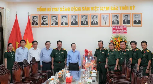 Lãnh đạo thành phố chúc mừng Ngày thành lập Quân đội Nhân dân Việt Nam