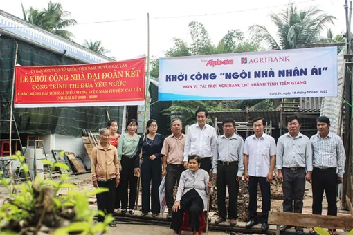 Agribank Tiền Giang và Báo Ấp Bắc trao kinh phí xây dựng "Ngôi nhà nhân ái"
