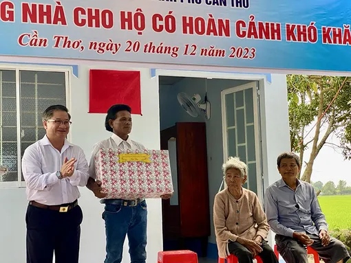 Trao tặng nhà cho hộ dân tộc Khmer có hoàn cảnh đặc biệt khó khăn
