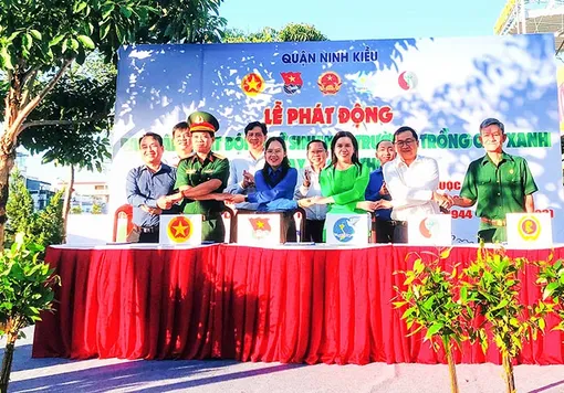 Ra quân thực hiện công trình vệ sinh môi trường