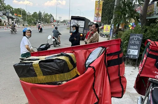 Cảnh báo tình trạng shipper chở hàng cồng kềnh, phóng nhanh vượt ẩu...