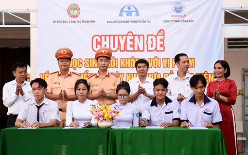 Học sinh cam kết thực hiện tốt các quy định đảm bảo an toàn giao thông