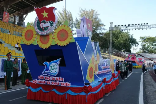 Những chiếc xe hoa rực rỡ chào mừng TP Cần Thơ 20 mùa hoa