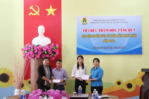 Sở Văn hóa, Thể thao và Du lịch TP Cần Thơ tặng quà đến công đoàn viên có hoàn cảnh khó khăn