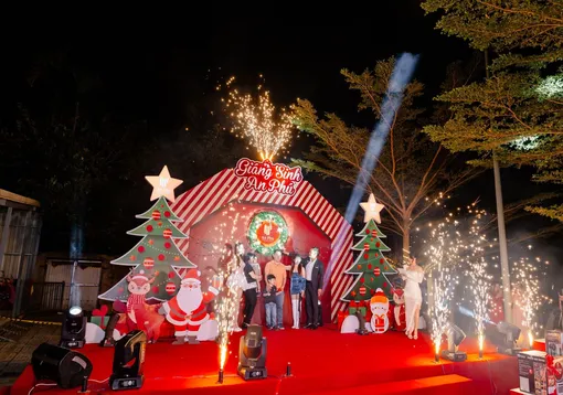 Vui Giáng sinh nhận quà đỉnh tại sự kiện Giáng sinh của An Phú Center Point (Cần Thơ)