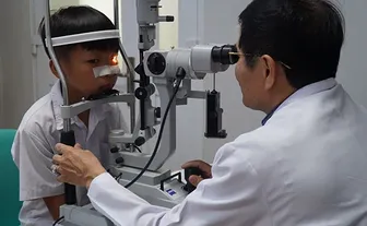 Bé trai bị lưỡi câu cá móc mí mắt