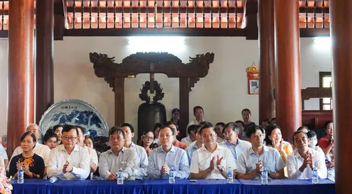 Lãnh đạo thành phố dự Lễ hội Kỳ yên Thượng điền Ðình thần Tân An