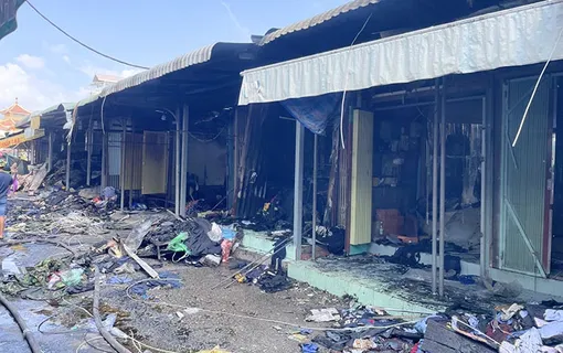 An Giang: Hỏa hoạn thiêu rụi hàng trăm ki ốt tại chợ đồ cũ Châu Long