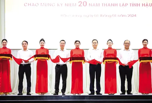 Chủ tịch nước Võ Văn Thưởng dự lễ trao tặng nhà Ðại đoàn kết tại tỉnh Hậu Giang và Sóc Trăng