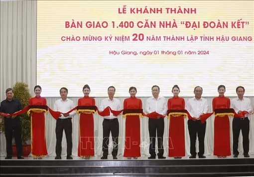President witnesses hand-over of 1,400 houses in Hau Giang