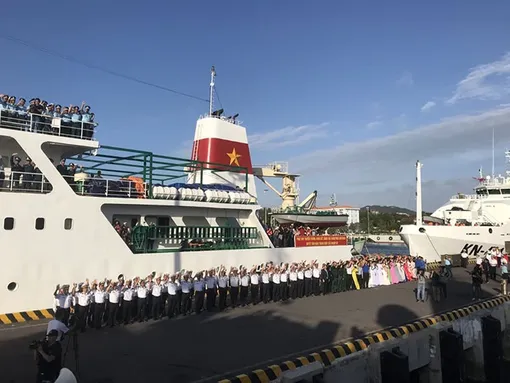 Hơn 120 nhà báo và diễn viên thăm, chúc Tết quân và dân huyện đảo Trường Sa