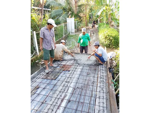 Quan tâm xây dựng cầu, đường giao thông