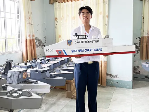 “Phô tô” tàu chiến bằng bìa carton