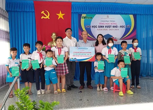 Nhà xuất bản Giáo dục Việt Nam tặng 80 suất học bổng đến học sinh Cần Thơ vượt khó, học tốt